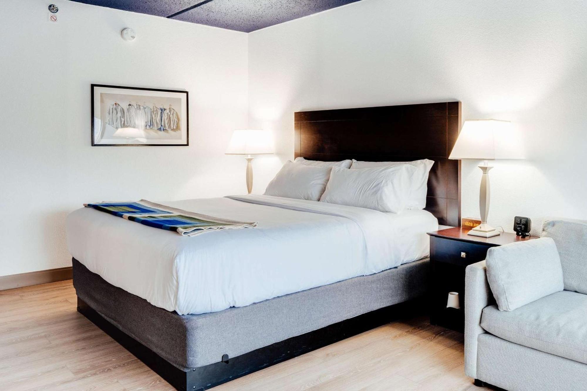 Hotel Downstreet, Ascend Hotel Collection نورث آدمز المظهر الخارجي الصورة